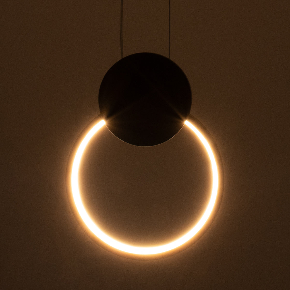GLOBOSTAR® CYCLOS 61073 Μοντέρνο Κρεμαστό Φωτιστικό Οροφής LED 9W 1080lm 300° AC 220-240V IP20 Ρυθμιζόμενο Λευκό CCT με On/Off 2700K/4500K/6000K - Lumileds SMD Chip - Μαύρο Ματ - Μ21 x Π2.3 x Υ26.5cm - 3 Χρόνια Εγγύηση - ledmania.gr