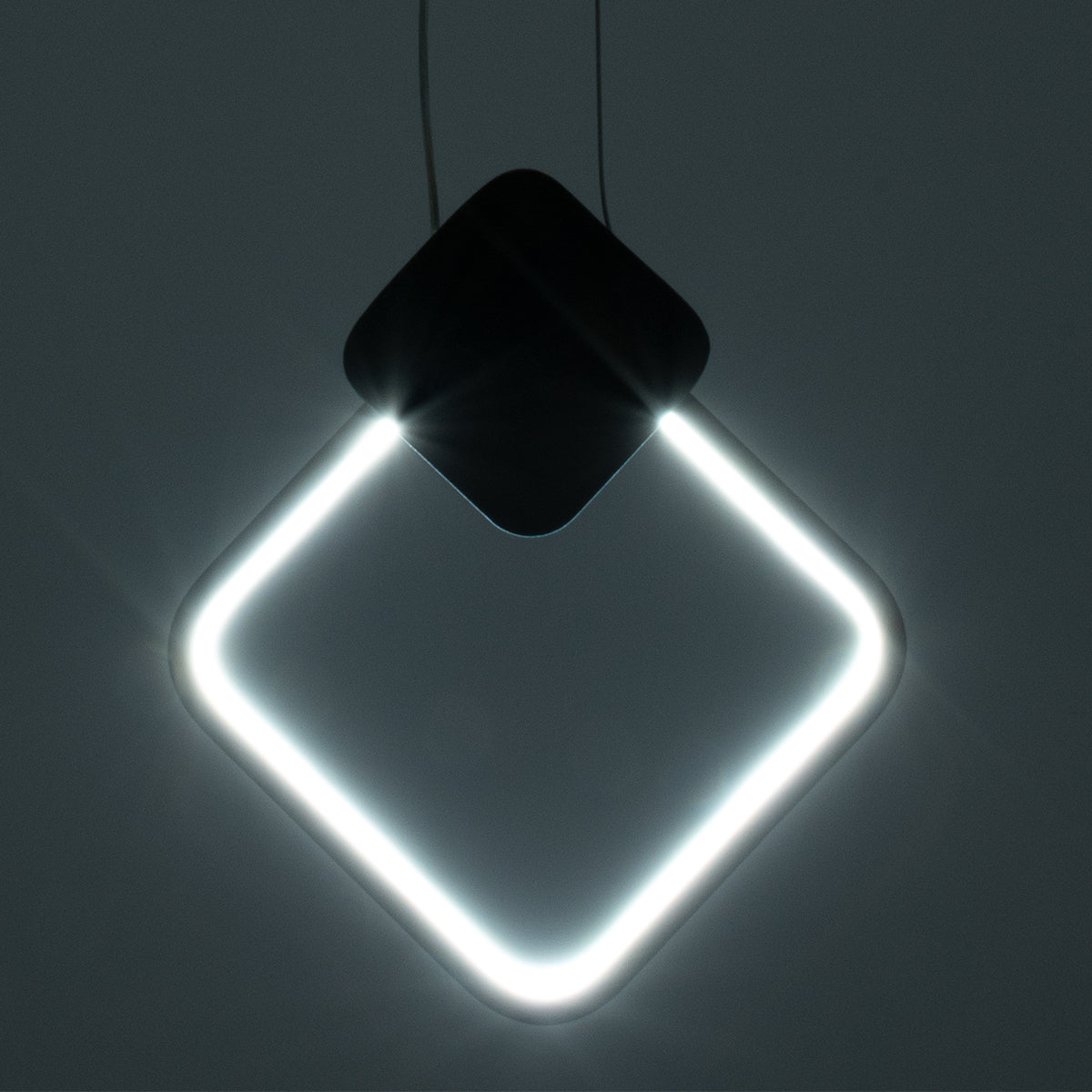 GloboStar® MARY 61082 Κρεμαστό Φωτιστικό Οροφής Design LED CCT 12W 1440lm 300° AC 220-240V - Εναλλαγή Φωτισμού μέσω Διακόπτη On/Off All In One Ψυχρό 6000k+Φυσικό 4500k+Θερμό 2700k Μ20 x Π2.3 x Υ28.5cm - Μαύρο - ledmania.gr