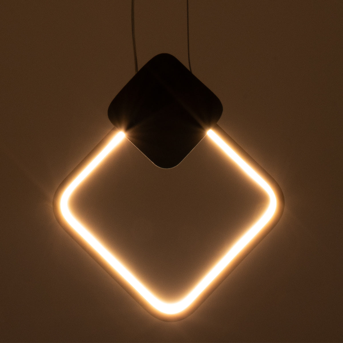GloboStar® MARY 61082 Κρεμαστό Φωτιστικό Οροφής Design LED CCT 12W 1440lm 300° AC 220-240V - Εναλλαγή Φωτισμού μέσω Διακόπτη On/Off All In One Ψυχρό 6000k+Φυσικό 4500k+Θερμό 2700k Μ20 x Π2.3 x Υ28.5cm - Μαύρο - ledmania.gr