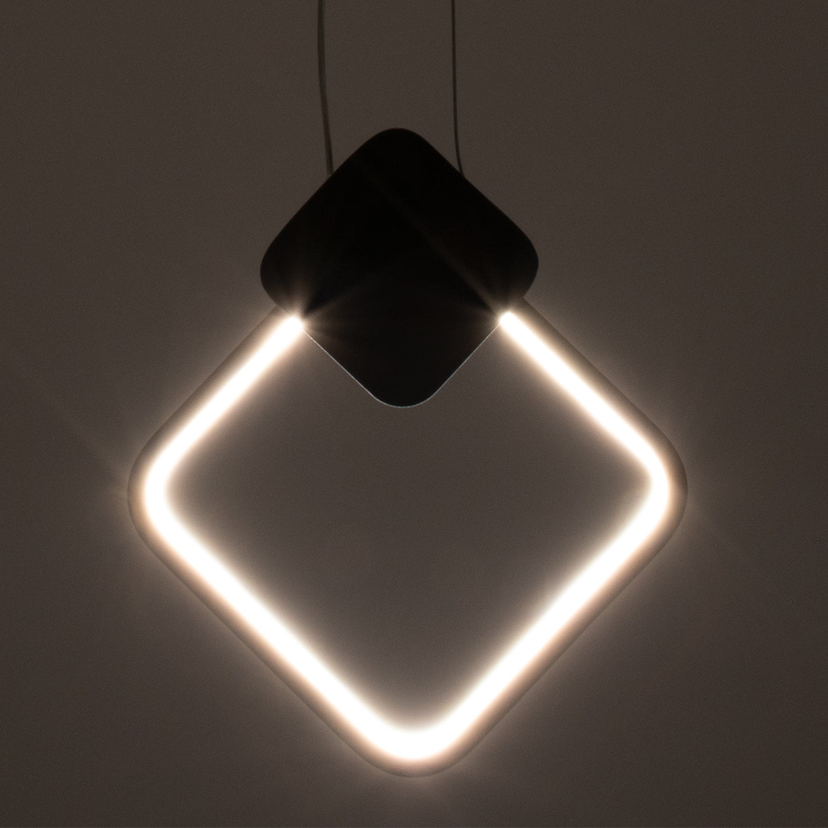 GloboStar® MARY 61082 Κρεμαστό Φωτιστικό Οροφής Design LED CCT 12W 1440lm 300° AC 220-240V - Εναλλαγή Φωτισμού μέσω Διακόπτη On/Off All In One Ψυχρό 6000k+Φυσικό 4500k+Θερμό 2700k Μ20 x Π2.3 x Υ28.5cm - Μαύρο - ledmania.gr