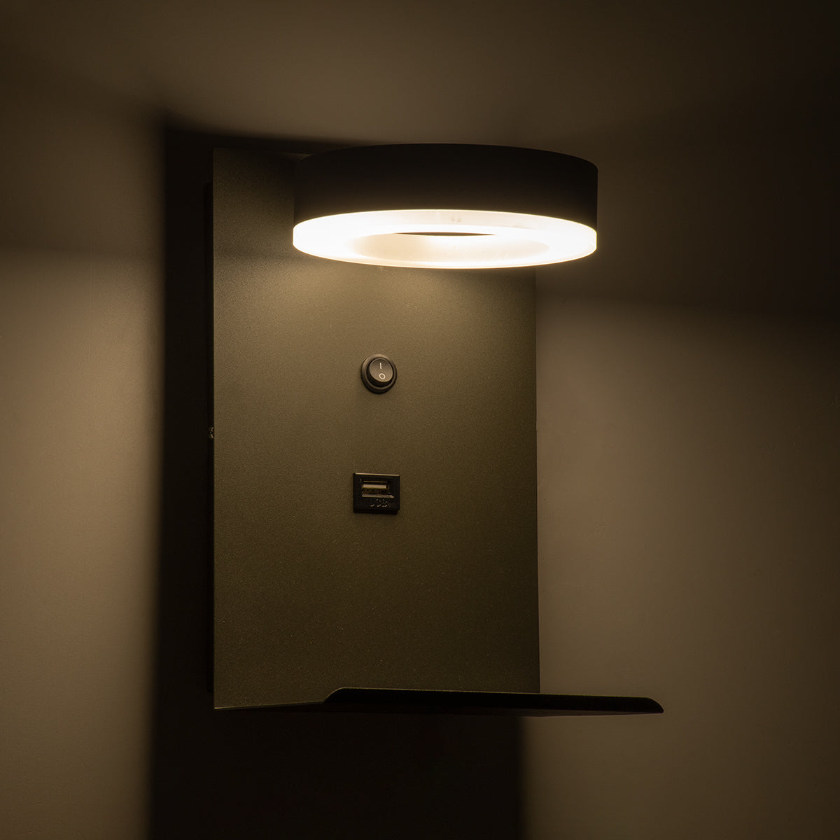 GloboStar® CROWN 61372 Μοντέρνο Φωτιστικό Τοίχου - Απλίκα Ξενοδοχείου Bed Side LED 5W 550lm 120° AC 220-240V - Reading Light - Φορτιστής USB 3A - Μ15 x Π15 x Υ23cm - Φυσικό Λευκό 4500K - Γκρι Ανθρακί - ledmania.gr
