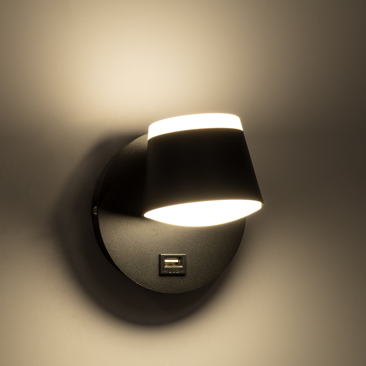 GLOBOSTAR® REGENCY 61373 Μοντέρνο Φωτιστικό Τοίχου - Απλίκα Ξενοδοχείου Reading Light με Φορτιστή USB 3A LED 8W 920lm 120° AC 220-240V IP20 Φυσικό Λευκό 4500K - Bridgelux SMD Chip & TÜV SÜD Driver - Μαύρο Ματ - Μ12 x Π12 x Υ13cm - 3 Χρόνια Εγγύηση - ledmania.gr