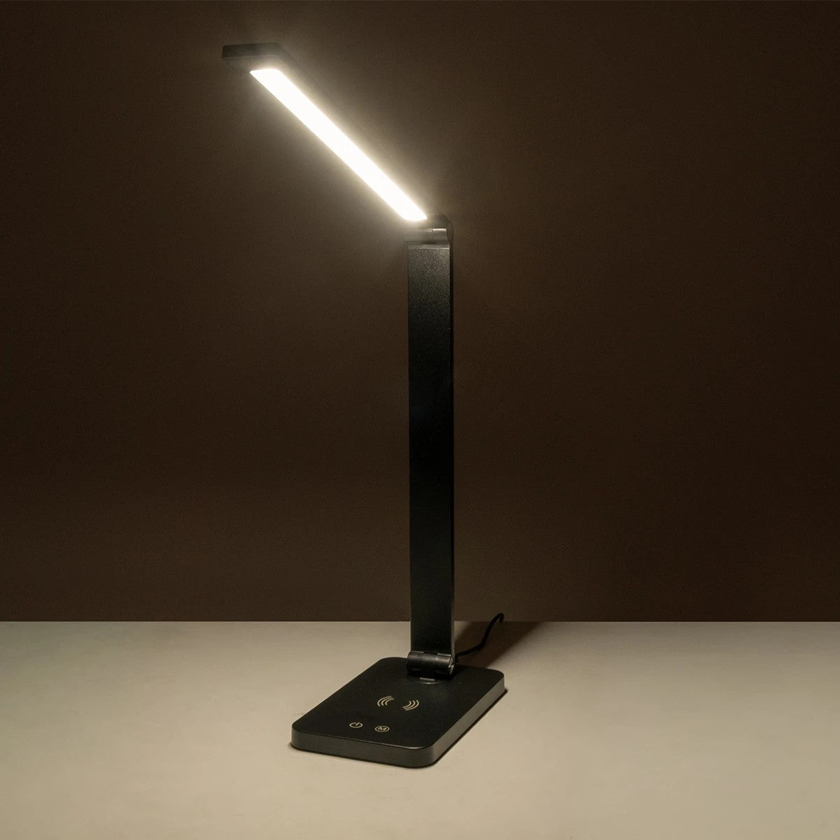 GLOBOSTAR® TEBLA 60482 Μοντέρνο Επιτραπέζιο Φωτιστικό Γραφείου με Ασύρματη Φόρτιση 5W 1A LED 5W 500lm 120° AC 220-240V IP20 Ρυθμιζόμενο Λευκό CCT με Αφή 2700K/4500K/6000K Dimmable - Bridgelux SMD Chip - Μαύρο - Μ11 x Π31 x Υ52cm - 2 Χρόνια Εγγύηση - ledmania.gr