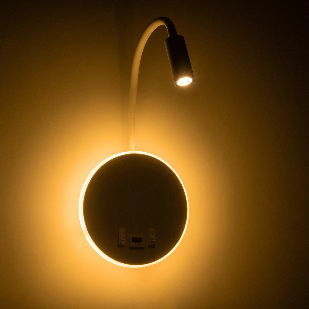 GLOBOSTAR® GOOSE 61693 Μοντέρνο Φωτιστικό Τοίχου - Απλίκα Ξενοδοχείου Reading Light με Φορτιστή USB 3A LED 6W 600lm 36° & 360° AC 220-240V IP20 Θερμό Λευκό 2700K - Bridgelux COB Chip & TÜV SÜD Driver - Λευκό Ματ - Μ15.5 x Π22.5 x Υ30cm - 3 Χρόνια Εγγύηση - ledmania.gr