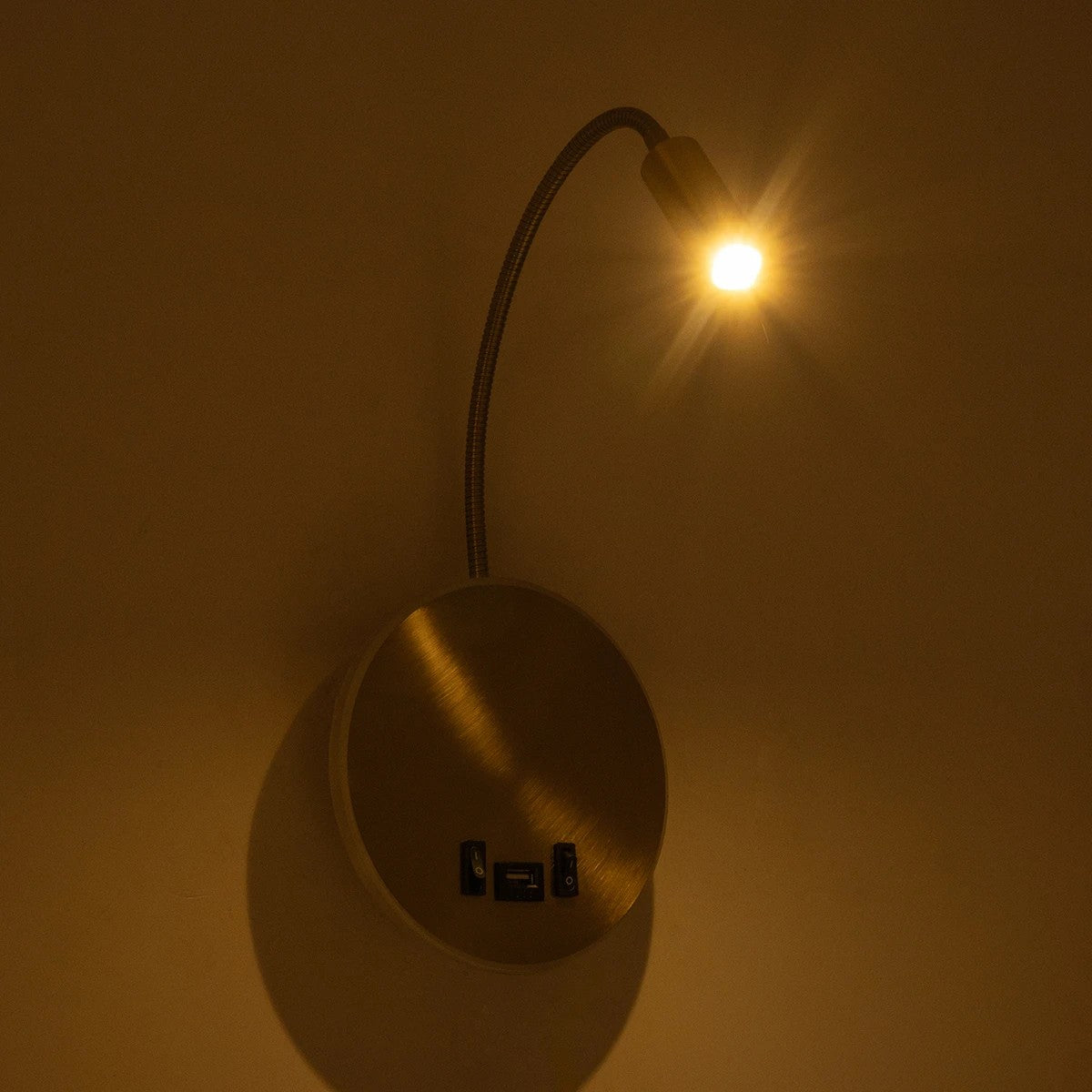 GLOBOSTAR® GOOSE 61697 Μοντέρνο Φωτιστικό Τοίχου - Απλίκα Ξενοδοχείου Reading Light με Φορτιστή USB 3A LED 6W 540lm 36° & 360° AC 220-240V IP20 Θερμό Λευκό 2700K - CREE XPE & Lumileds SMD Chip - Χρυσό Βούρτσας - Μ15.5 x Π15 x Υ30.5cm - 3 Χρόνια Εγγύηση