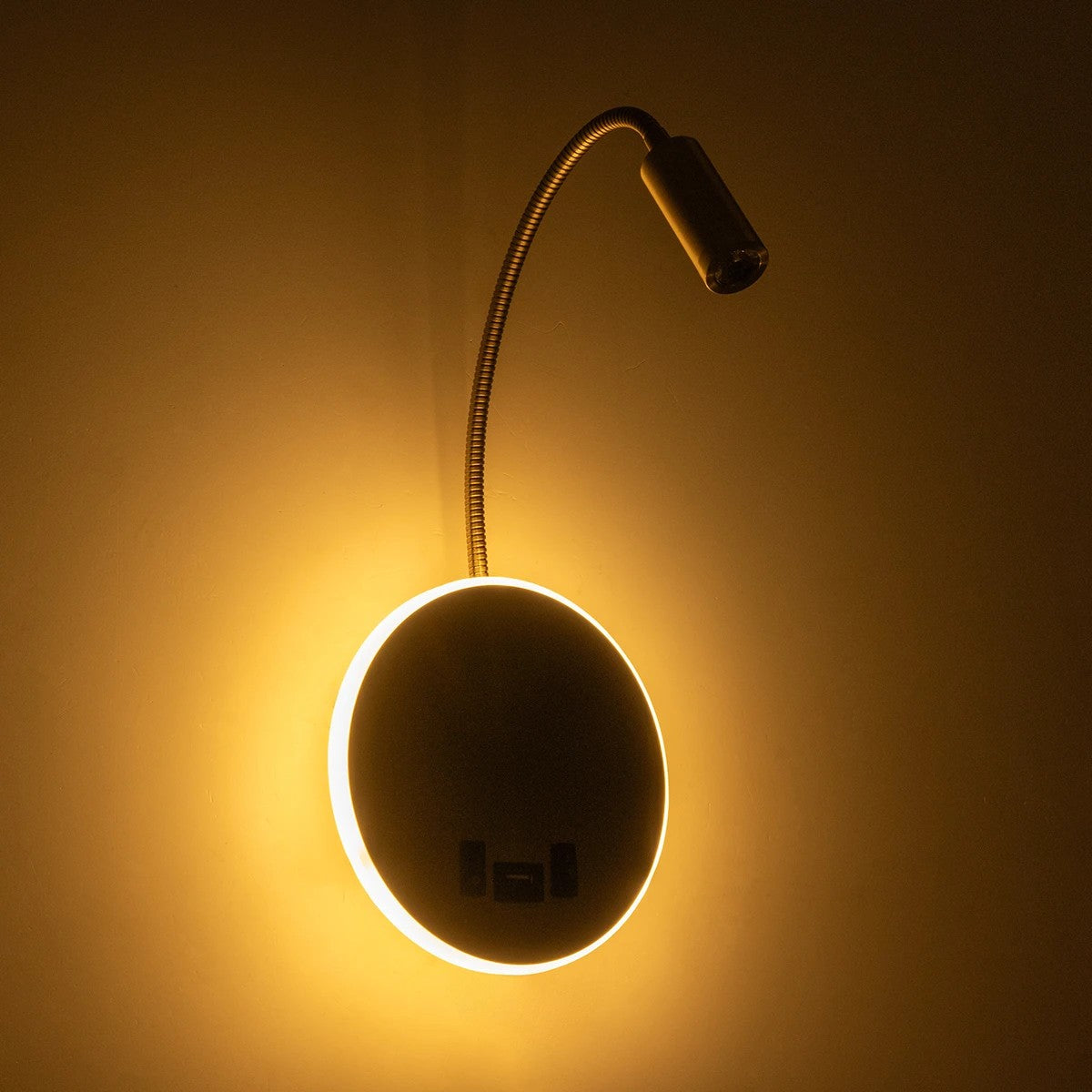 GLOBOSTAR® GOOSE 61697 Μοντέρνο Φωτιστικό Τοίχου - Απλίκα Ξενοδοχείου Reading Light με Φορτιστή USB 3A LED 6W 540lm 36° & 360° AC 220-240V IP20 Θερμό Λευκό 2700K - CREE XPE & Lumileds SMD Chip - Χρυσό Βούρτσας - Μ15.5 x Π15 x Υ30.5cm - 3 Χρόνια Εγγύηση