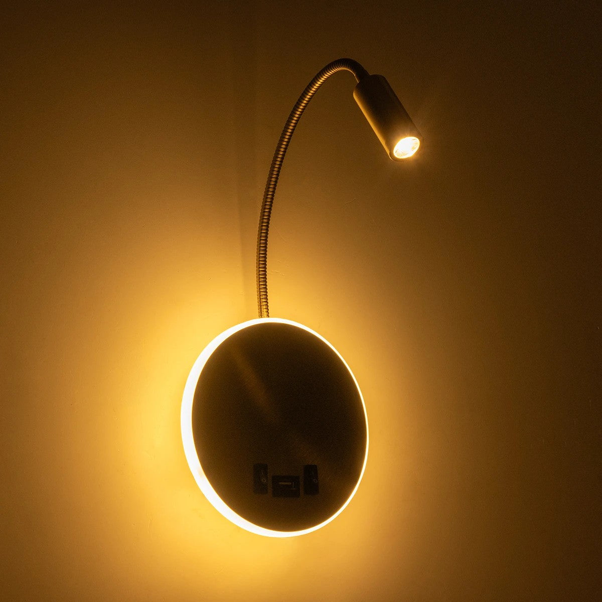 GLOBOSTAR® GOOSE 61697 Μοντέρνο Φωτιστικό Τοίχου - Απλίκα Ξενοδοχείου Reading Light με Φορτιστή USB 3A LED 6W 540lm 36° & 360° AC 220-240V IP20 Θερμό Λευκό 2700K - CREE XPE & Lumileds SMD Chip - Χρυσό Βούρτσας - Μ15.5 x Π15 x Υ30.5cm - 3 Χρόνια Εγγύηση