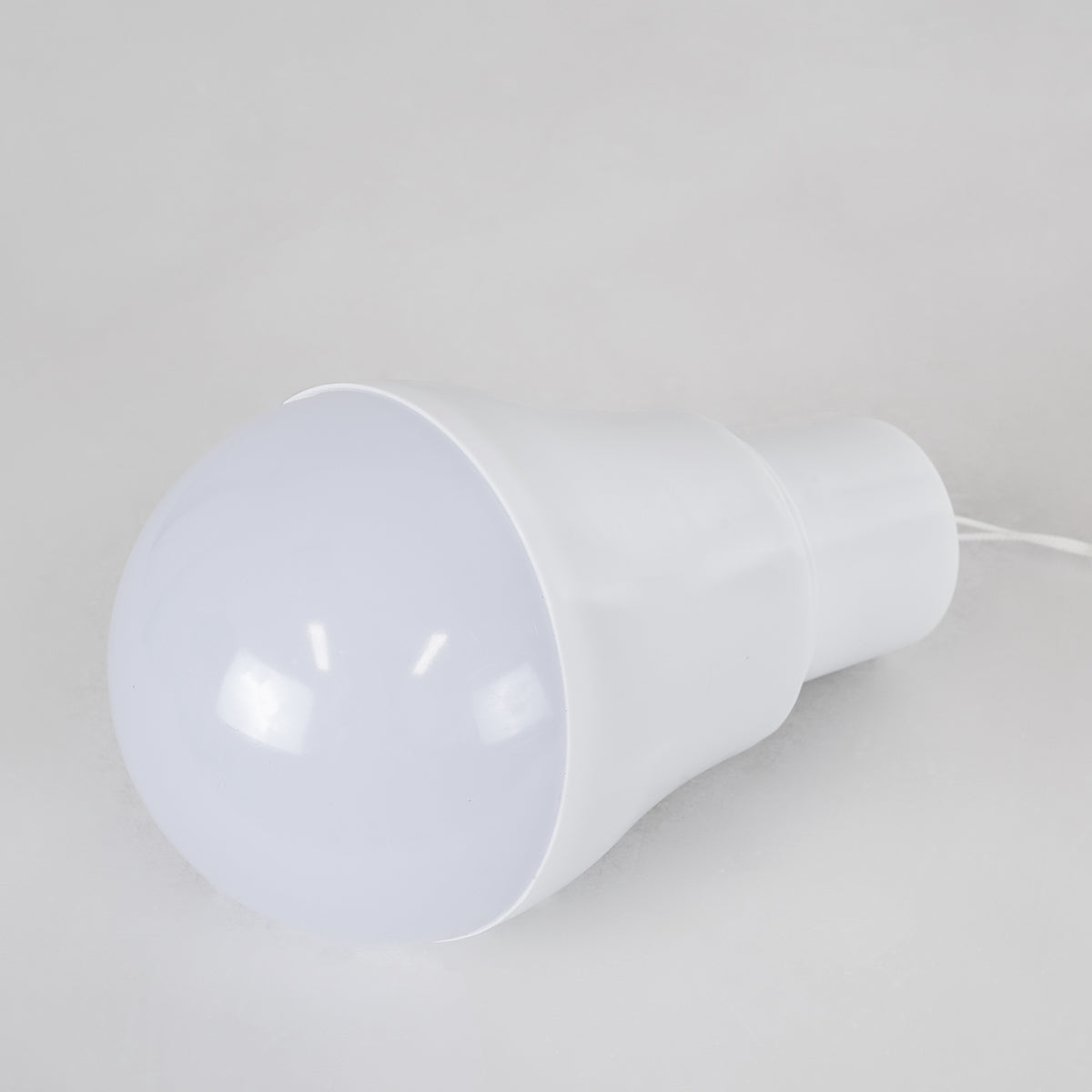 GLOBOSTAR® SOLARLAMP 71502 Λάμπα A60 LED 3W 150lm 260° DC 5V με Φωτοβολταϊκό Panel 5V 0.2W & Επαναφορτιζόμενη Μπαταρία Li-ion 3.2V 600mAh IP20 Ψυχρό Λευκό 6000K - Μ6 x Π6 x Υ10cm - 2 Χρόνια Εγγύηση - ledmania.gr