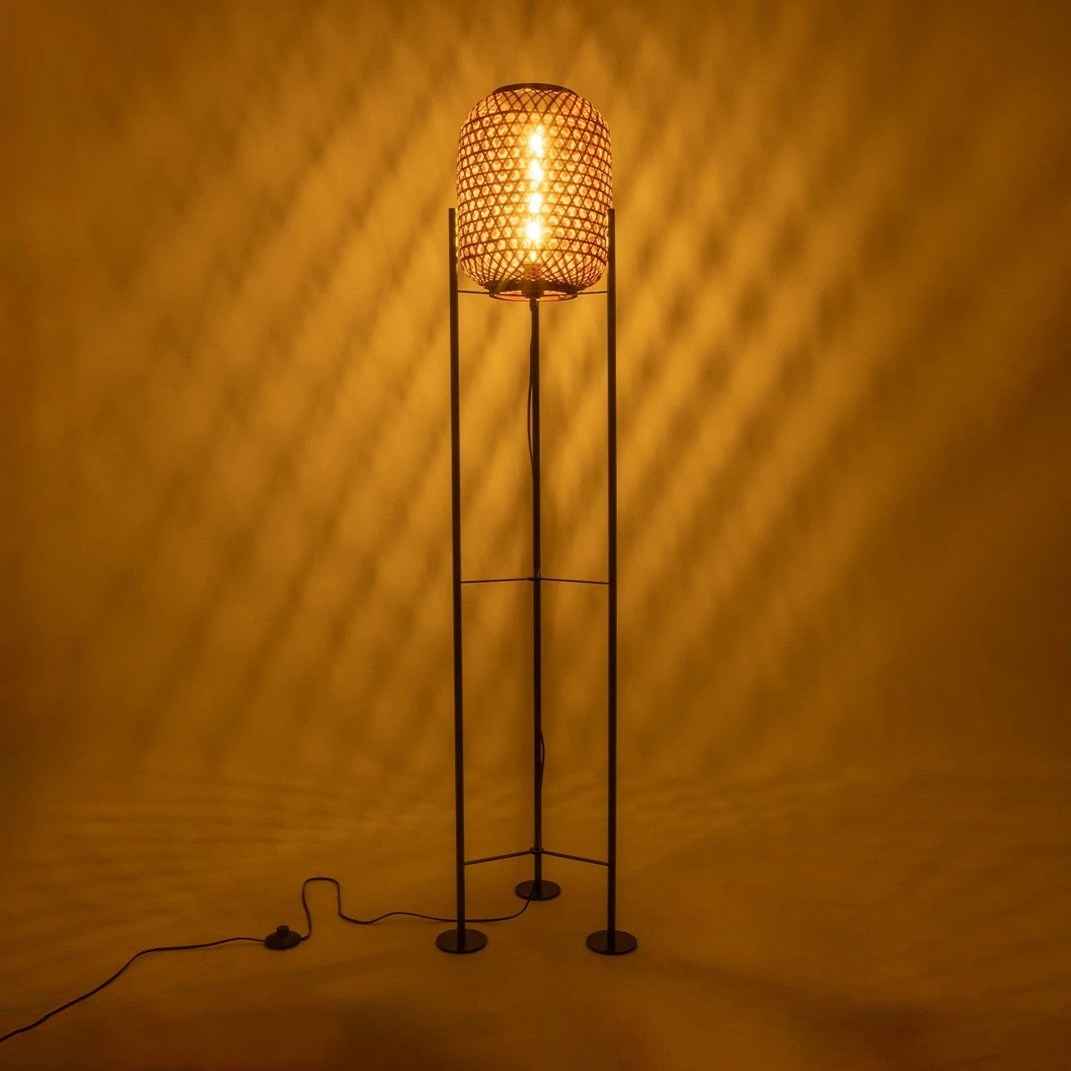 GloboStar® CURACAO 999-0041 Μοντέρνο Επιδαπέδιο Φωτιστικό Μονόφωτο 1 x E27 IP20 Μαύρο Μέταλλο με Καφέ Ξύλο - Μ30 x Π30 x Υ165cm - ledmania.gr