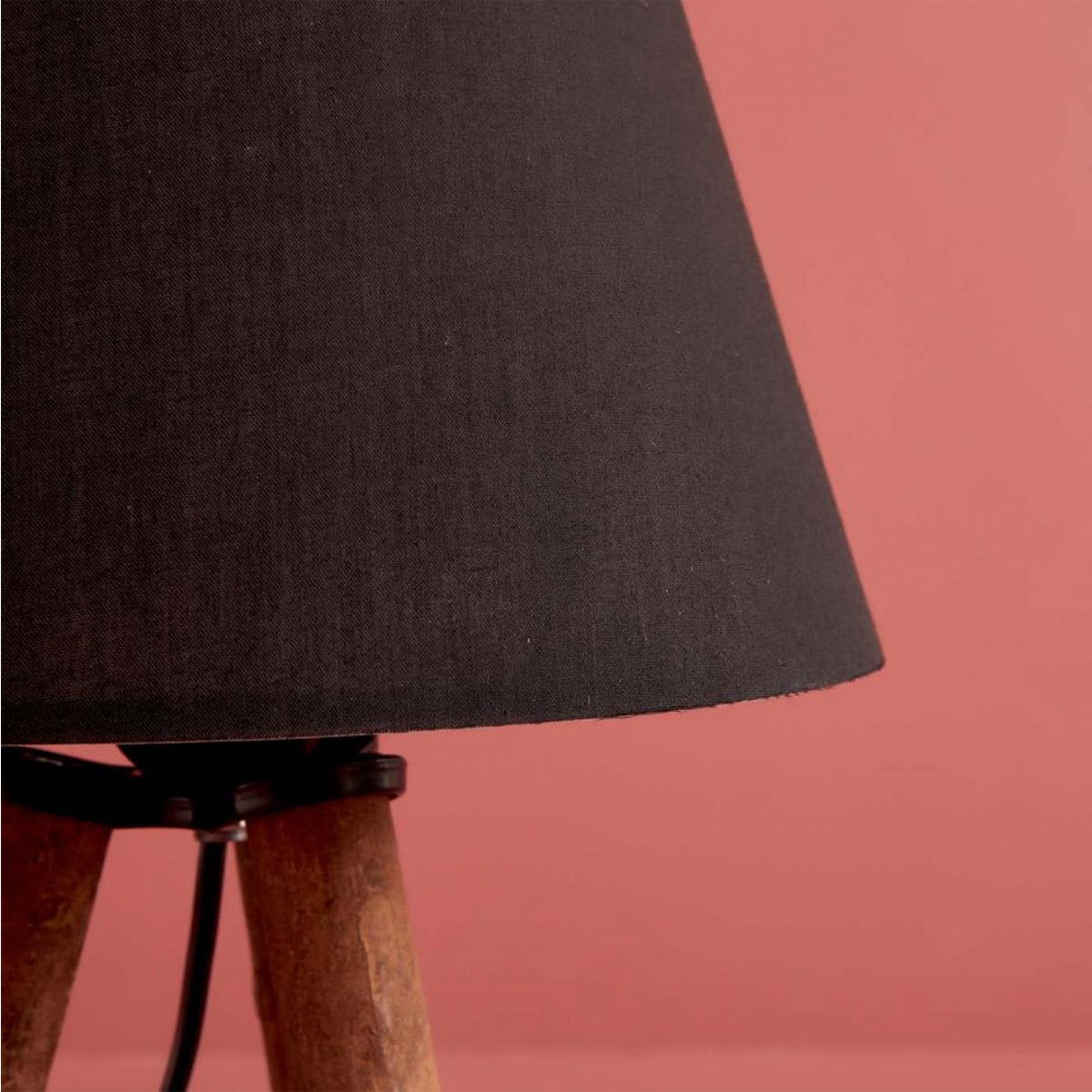 GloboStar® CAP 204-0068 Μοντέρνο Eπιτραπέζιο Φωτιστικό Μονόφωτο 1 x E27 IP20 Καρυδί Ξύλο με Μαύρο Ύφασμα - Μ22 x Π22 x Υ33cm - ledmania.gr