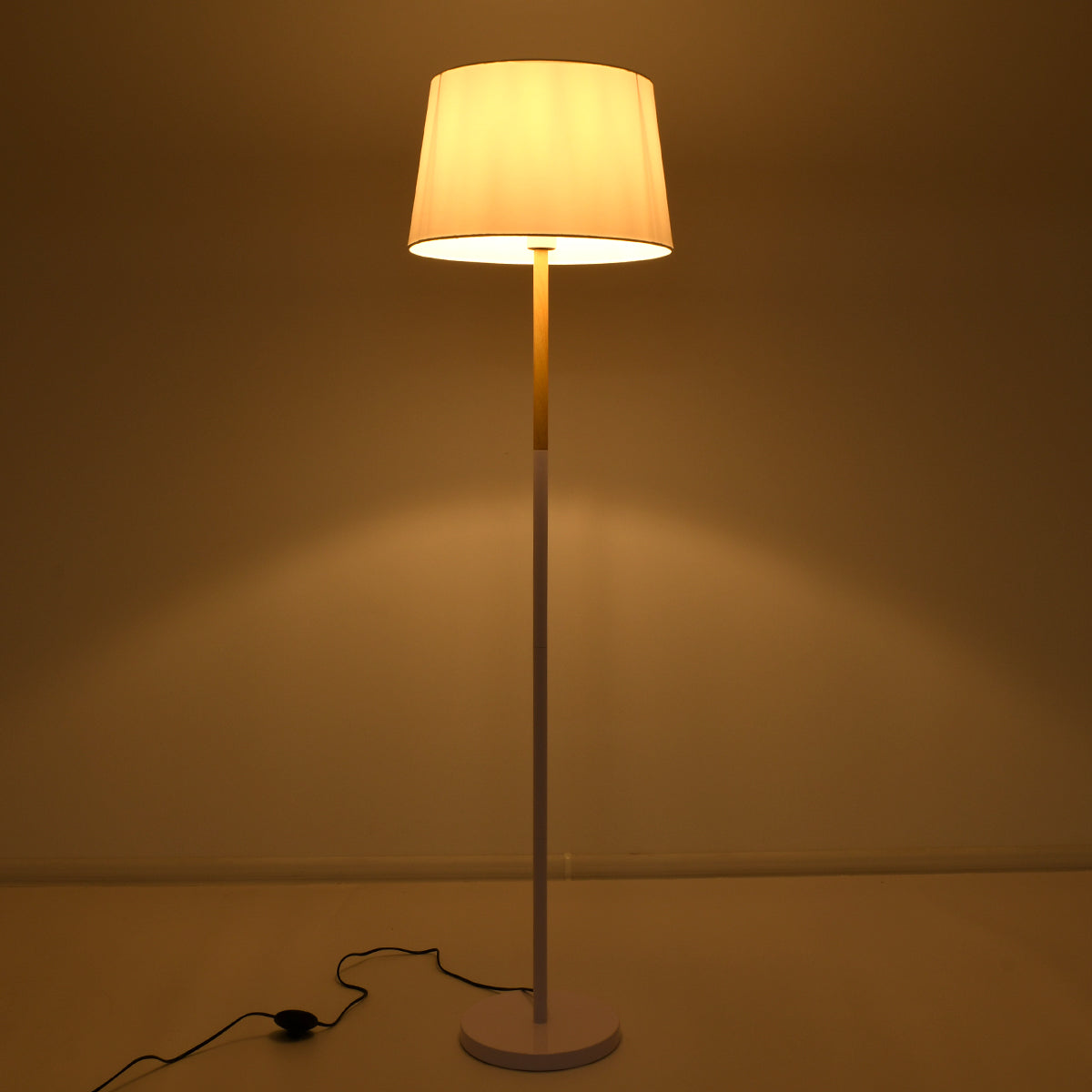 GloboStar® CEDAR 00828 Μοντέρνο Φωτιστικό Δαπέδου Μονόφωτο 1 x E27 Λευκό Μεταλλικό Καμπάνα με Λευκό Ύφασμα & Εφέ Ξύλου D40 x H148cm - ledmania.gr
