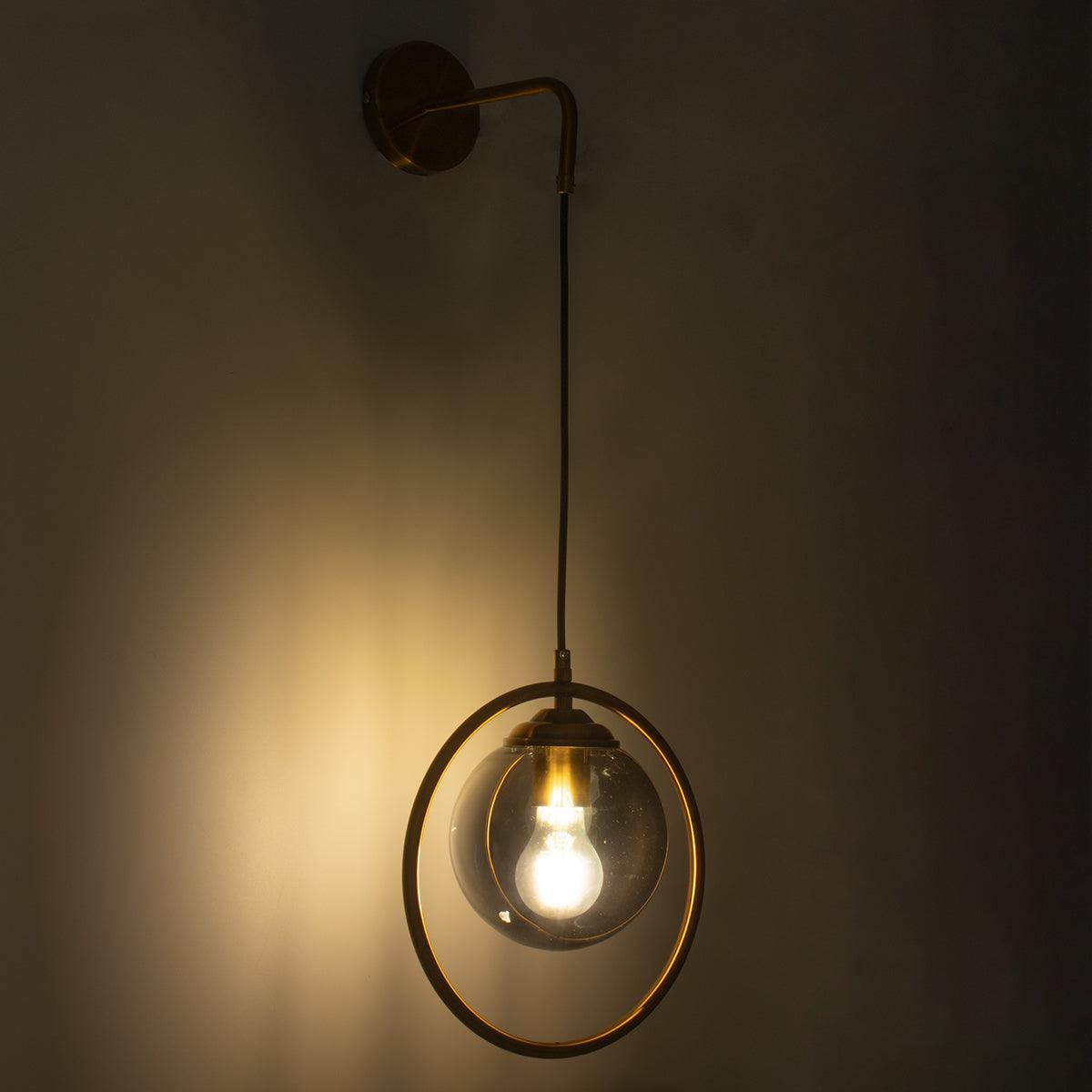 GloboStar® VIENNA 00923 Μοντέρνο Φωτιστικό Τοίχου Απλίκα Μονόφωτο Χρυσό Μεταλλικό Γυάλινο Μπάλα με Ρυθμιζόμενη Ανάρτηση Μ25 x Π23 x Υ27cm - ledmania.gr