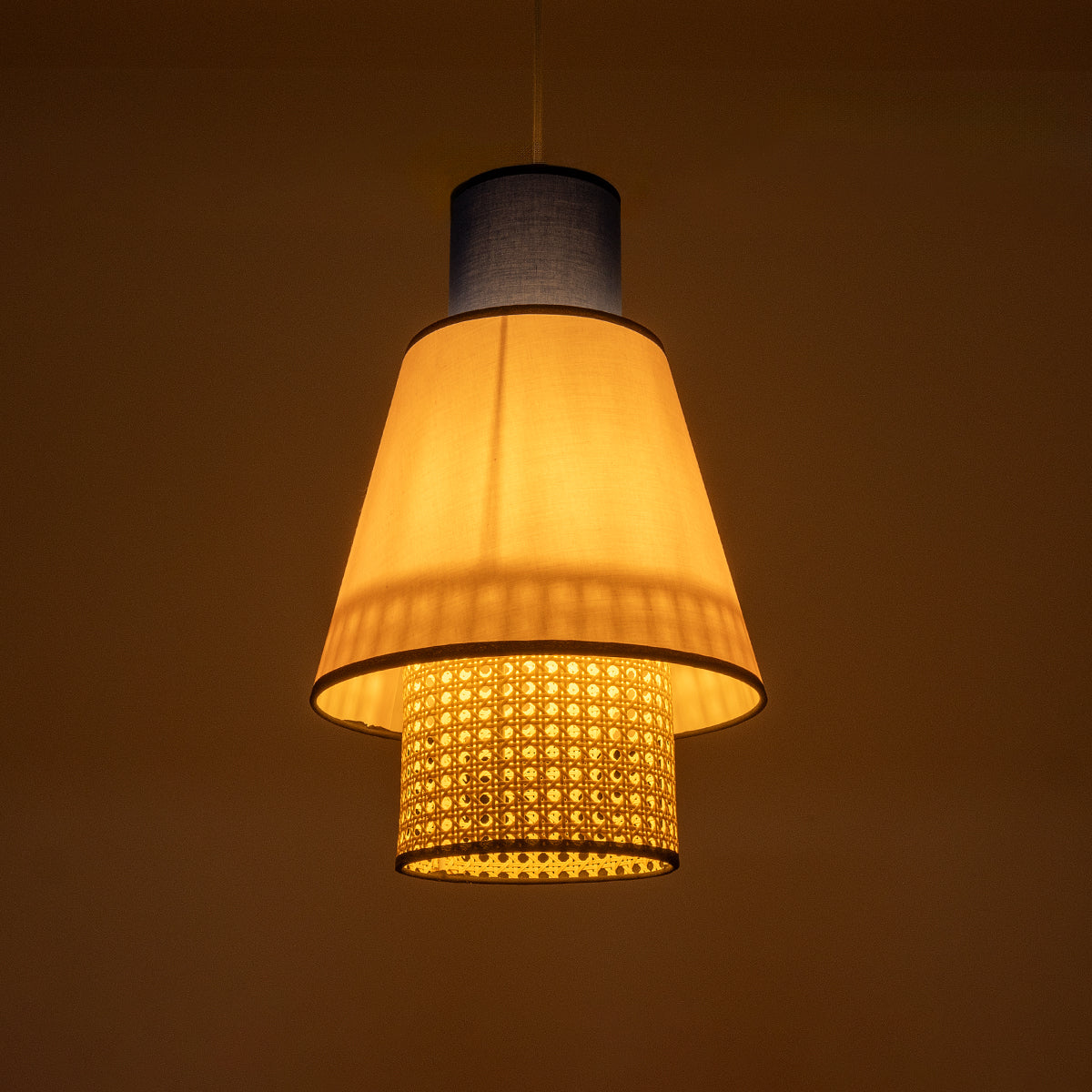 GloboStar® SAIGE 01921 Boho Κρεμαστό Φωτιστικό Οροφής Μονόφωτο 1 x E27 AC220-240V IP20 - Φ30 x Υ48cm - Μπεζ Μπαμπού Πλέγμα με Ροζ και Μπλε Υφασμάτινο Καπέλο - 5 Χρόνια Εγγύηση - ledmania.gr