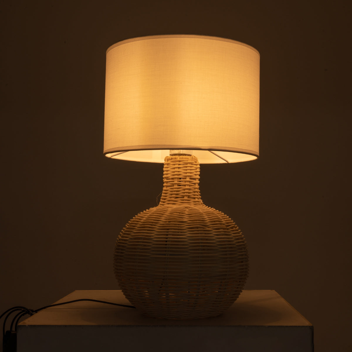GloboStar® SHIZUMI 01959 Boho Επιτραπέζιο Φωτιστικό Πορτατίφ Μονόφωτο 1 x E27 AC220-240V IP20 - Φ30 x Υ50cm - Μπεζ Ξύλινο Πλέγμα με Λευκό Καπέλο - 5 Χρόνια Εγγύηση - ledmania.gr