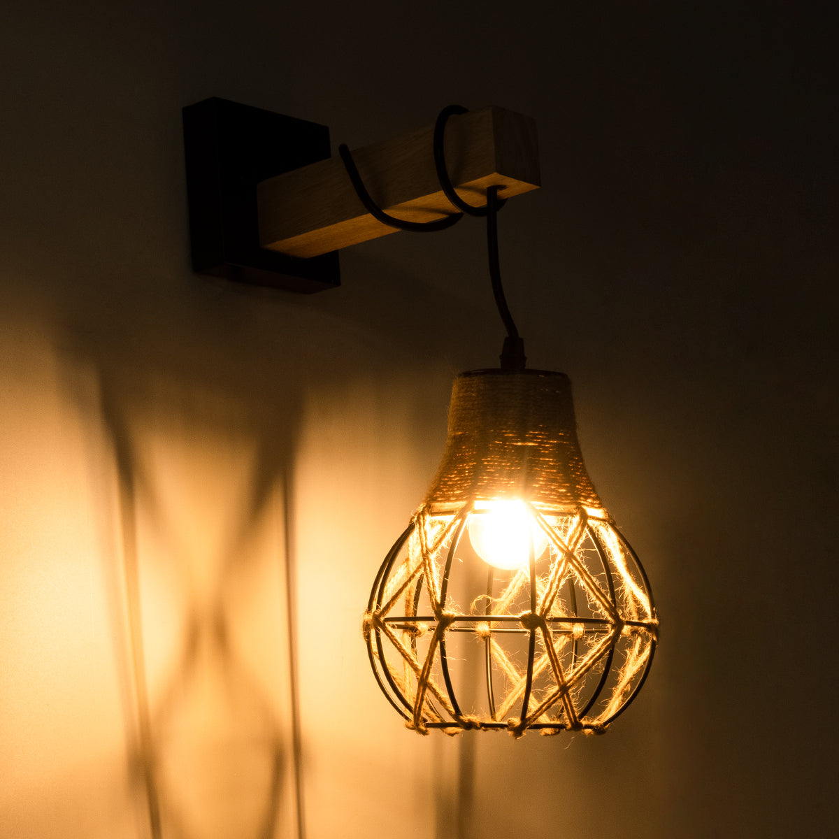 GloboStar® ALANI 01962 Boho Φωτιστικό Τοίχου - Απλίκα Μονόφωτο 1 x E27 AC 220-240V IP20 - Μ10 x Π26 x Υ40cm - Μαύρο Μεταλλικό με Ξύλο και Μπεζ Σχοινί Πλεγμα - 5 Χρόνια Εγγύηση - ledmania.gr