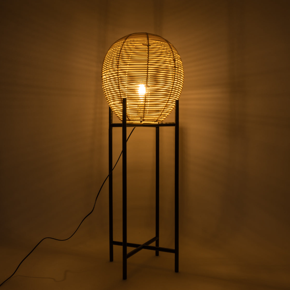 GloboStar® NERINA 02015 Boho Επιδαπέδιο Φωτιστικό Μονόφωτο 1 x E27 AC220-240V IP20 - Φ40 x Υ115cm - Μαύρο Μεταλλικό με Μπεζ Ρατάν Καπέλο Πλέγμα - 5 Χρόνια Εγγύηση - ledmania.gr