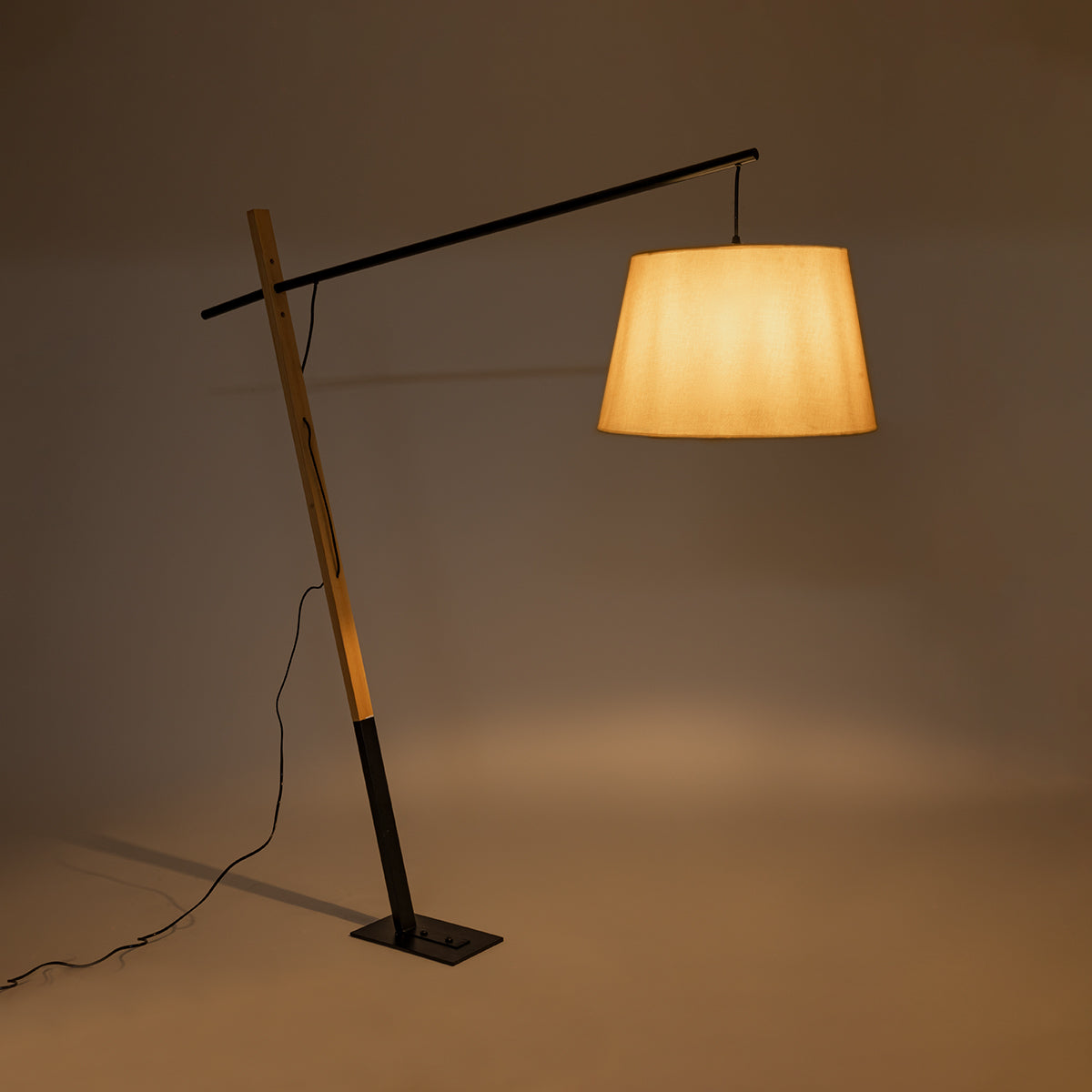 GloboStar® KELSIE 02030 Μοντέρνο Επιδαπέδιο Φωτιστικό Μονόφωτο 1 x E27 AC220-240V IP20 - Μ40 x Π125 x Υ140cm - Μαύρο Μεταλλικό με Μπεζ Ξύλινο Σώμα & Μπεζ Πλεκτό Καπέλο - 5 Χρόνια Εγγύηση - ledmania.gr
