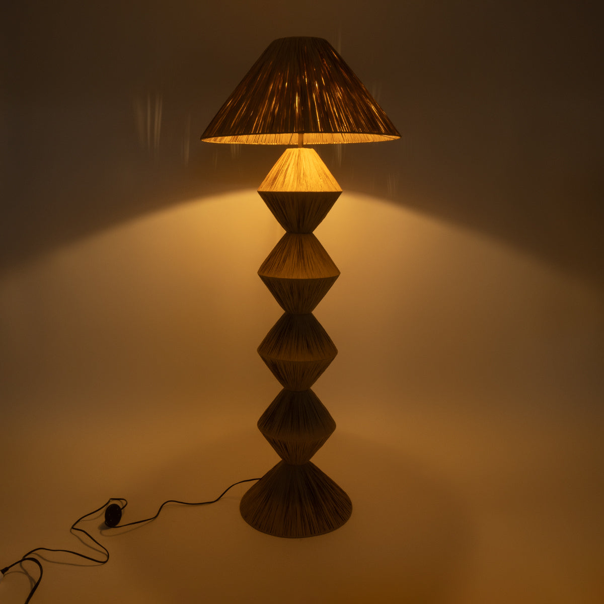 GloboStar® LUANA 02108 Boho Επιδαπέδιο Φωτιστικό Μονόφωτο 1 x E27 AC220-240V IP20 - Φ60 x Υ150cm - Μπεζ Ξύλινο Ρατάν Καπέλο - 5 Χρόνια Εγγύηση - ledmania.gr