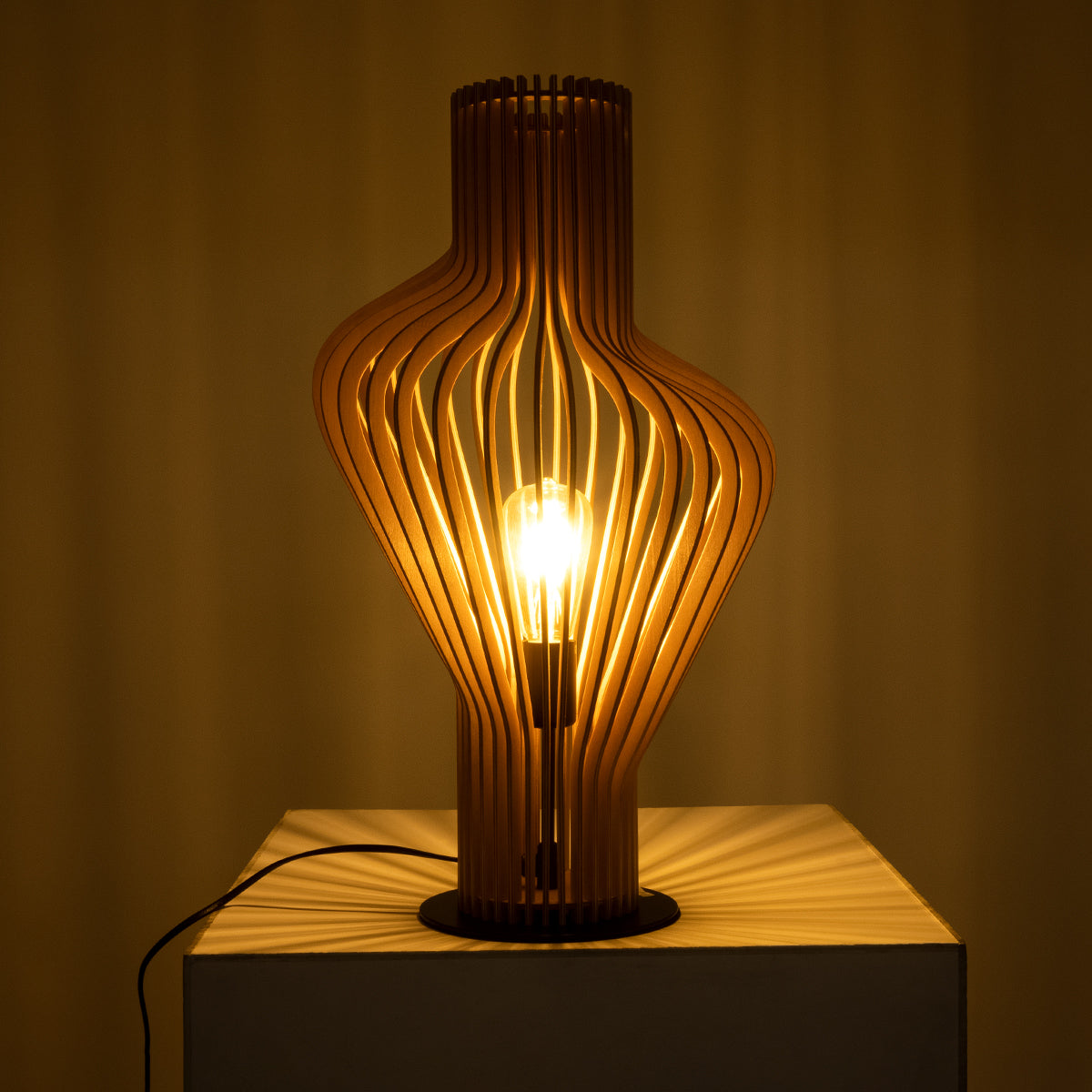 GloboStar® MIHIRO 02176 Boho Επιτραπέζιο Φωτιστικό Μονόφωτο 1 x E27 AC220-240V IP20 - Φ33 x Υ57cm - Καφέ Ξύλινο με Μαύρη Μεταλλική Βάση Πλέγμα - 5 Χρόνια Εγγύηση - ledmania.gr