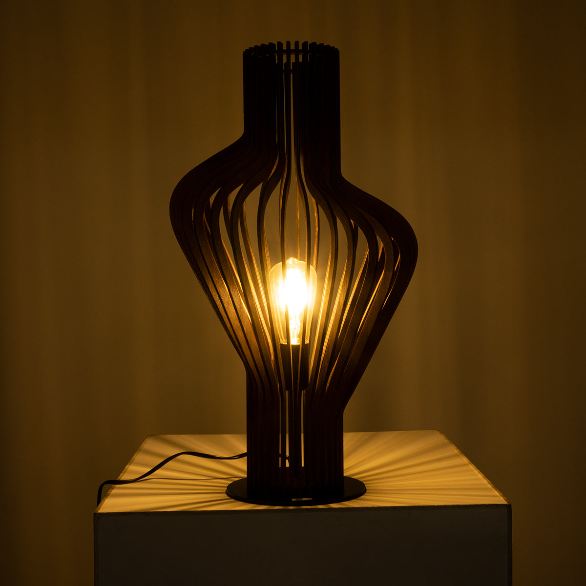 GloboStar® MIHIRO 02177 Boho Επιτραπέζιο Φωτιστικό Μονόφωτο 1 x E27 AC220-240V IP20 - Φ33 x Υ57cm - Καφέ Σκούρο Ξύλινο με Μαύρη Μεταλλική Βάση Πλέγμα - 5 Χρόνια Εγγύηση - ledmania.gr