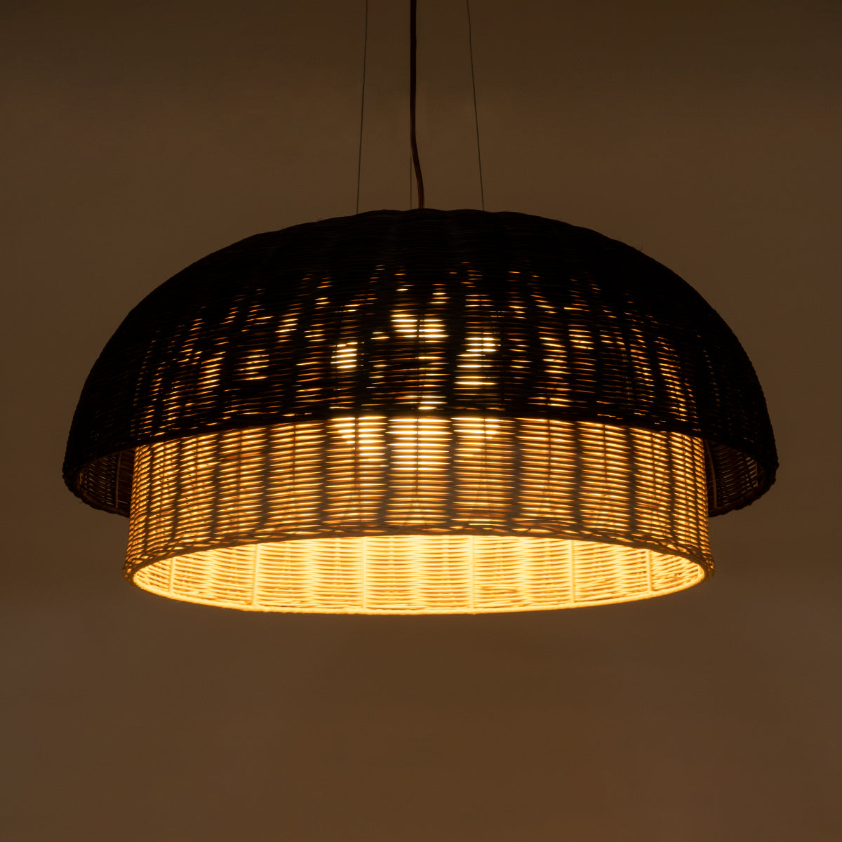 GloboStar® CORSICA 02216 Boho Κρεμαστό Φωτιστικό Οροφής Μονόφωτο 1 x E27 AC220-240V IP20 - Φ70 x Υ35cm - Μαύρο Μπεζ Ξύλινο Μπαμπού Πλέγμα Καμπάνα - 5 Χρόνια Εγγύηση - ledmania.gr