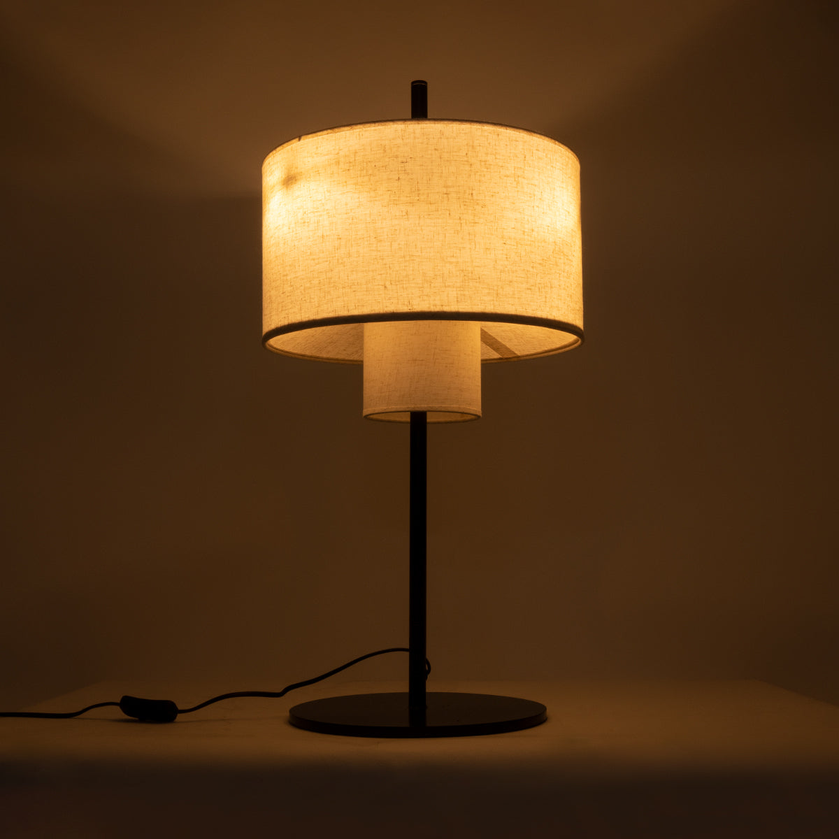GloboStar® MARIGOLD 02227 Μοντέρνο Επιτραπέζιο Φωτιστικό Τρίφωτο 3 x E27 AC220-240V IP20 - Φ36 x Υ70cm - Μαύρο Μεταλλικό με Λευκό Μπεζ Καπέλο - 5 Χρόνια Εγγύηση - ledmania.gr