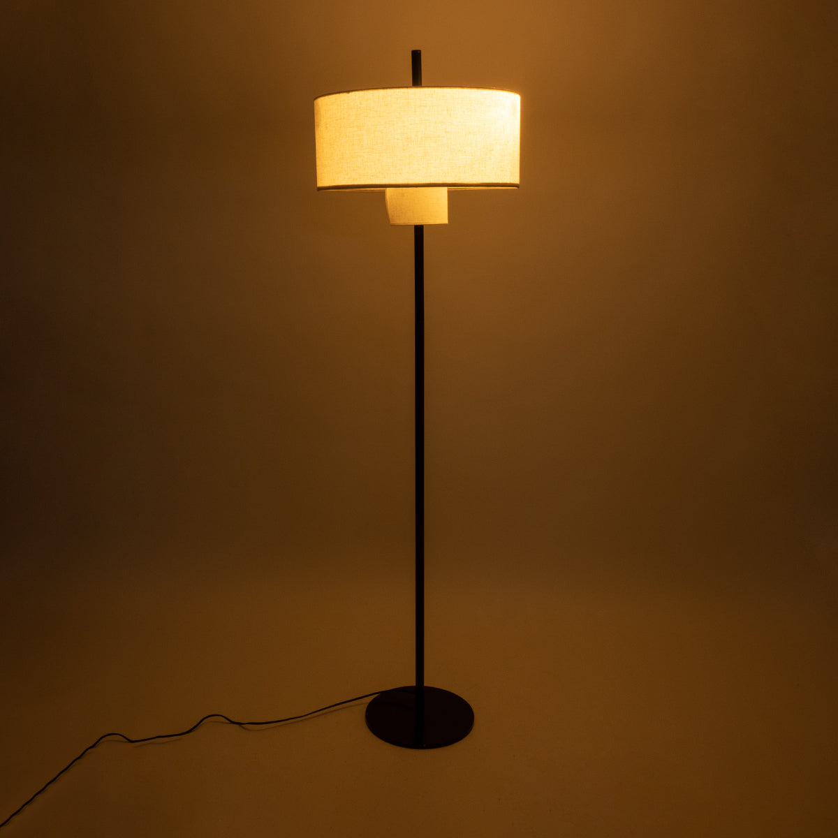 GloboStar® AYANNA 02228 Μοντέρνο Επιδαπέδιο Φωτιστικό Τρίφωτο 3 x E27 AC220-240V IP20 - Φ46 x Υ160cm - Μαύρο Μεταλλικό με Λευκό Μπεζ Καπέλο - 5 Χρόνια Εγγύηση - ledmania.gr