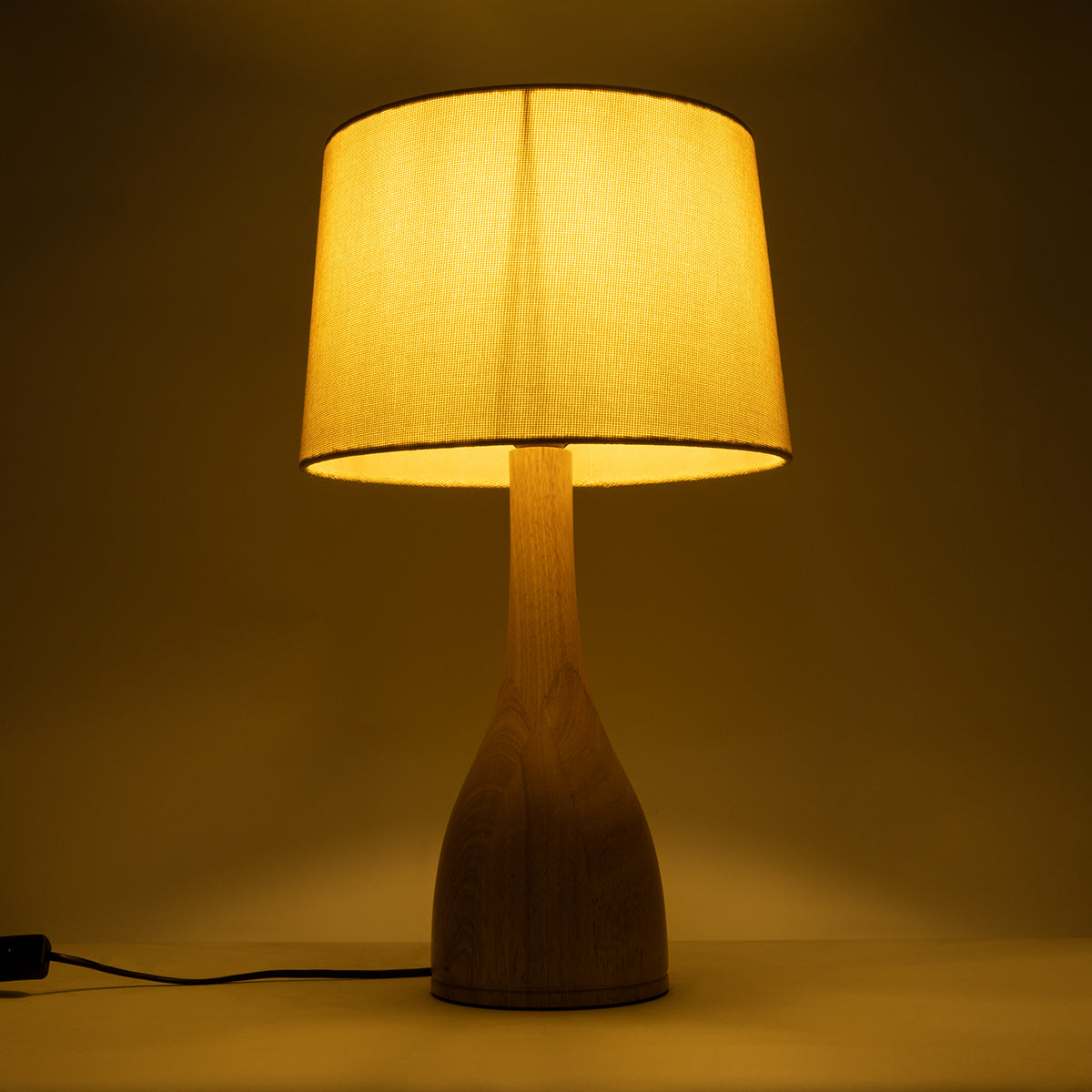 GloboStar® BERKBAY 02319 Boho Επιτραπέζιο Φωτιστικό Μονόφωτο 1 x E27 AC220-240V IP20 - Φ32 x Υ55cm - Μπεζ Ξύλινο με Μπεζ Υφασμάτινο Καπέλο - 5 Χρόνια Εγγύηση - ledmania.gr