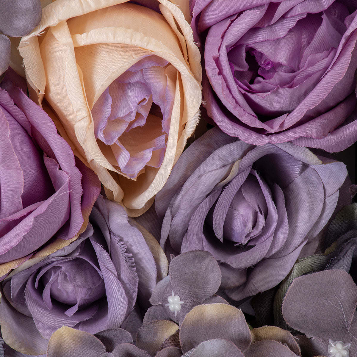 GloboStar® Artificial Garden ROSES STORY 20352 Τεχνητό Διακοσμητικό Πάνελ Λουλουδιών - Κάθετος Κήπος σύνθεση Μωβ & Ροζ Τριαντάφυλλα Μ40 x Π60 x Υ8cm - ledmania.gr