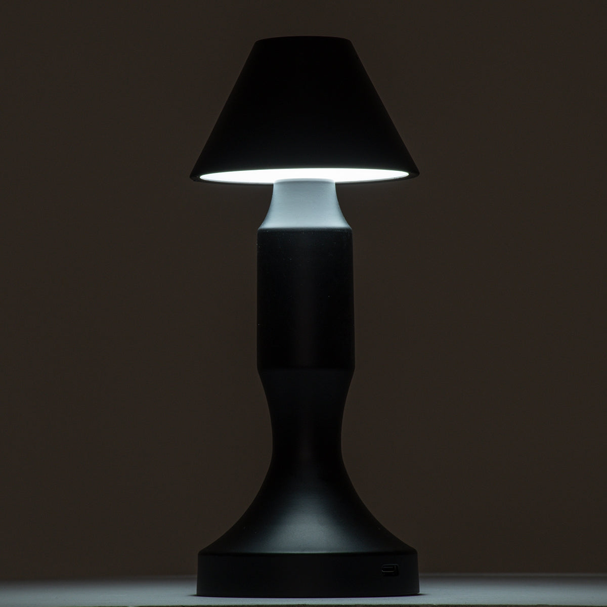 GloboStar® LUNNA 76478 Μοντέρνο Επιτραπέζιο Φωτιστικό Πορτατίφ LED 1.5W 105lm 120° DC 5V Επαναφορτιζόμενο με Μπαταρία Li-ion 1800mAh - Διακόπτη Αφής με 3 Εναλλαγές Φωτισμού CCT Θερμό - Φυσικό - Ψυχρό 1500K - 4500K - 6000K Dimmable - D9 x 23cm - Ασημί - ledmania.gr