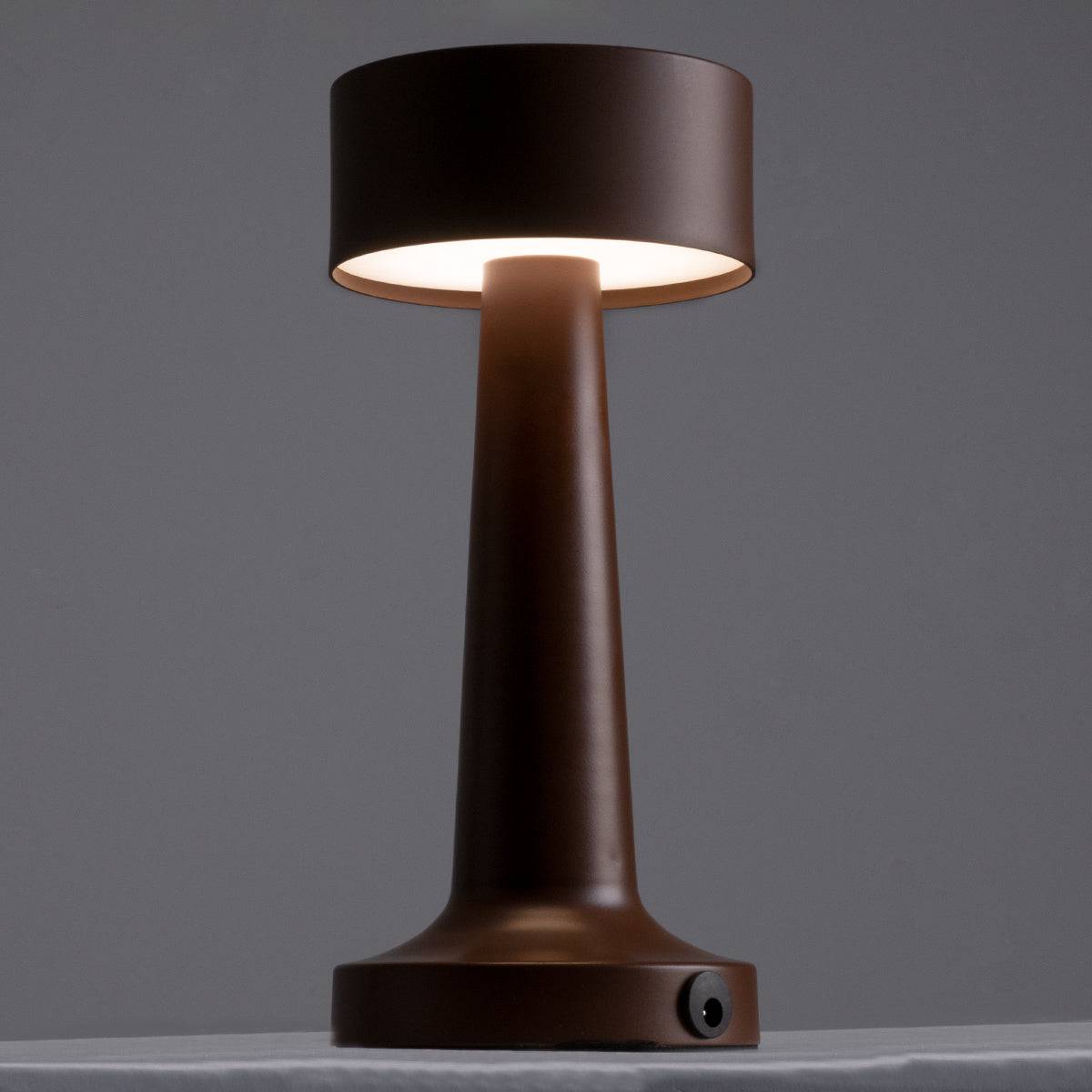 GloboStar® BELLA 76507 Μοντέρνο Επιτραπέζιο Φωτιστικό Πορτατίφ LED 1.5W 105lm 120° DC 5V Επαναφορτιζόμενο με Μπαταρία Li-ion 1800mAh - Διακόπτη Αφής με 3 Εντάσεις Φωτισμού Θερμό Λευκό 2700K Dimmable - Φ9 x 21cm - Σκούρο Καφέ - ledmania.gr