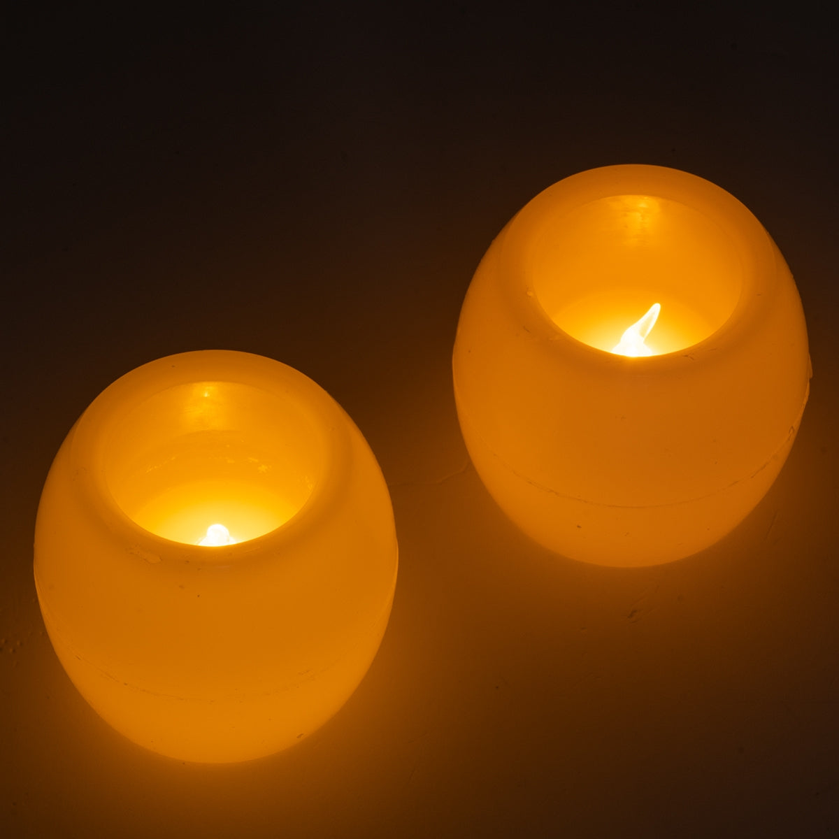 GloboStar® CANDLE 79549 ΣΕΤ 2 x Διακοσμητικά Realistic Κεράκια με LED Εφέ Κινούμενης Φλόγας - Μπαταρίας 12 x CR2032 Θερμό Λευκό 2700K Μπεζ D6 x H5cm - ledmania.gr