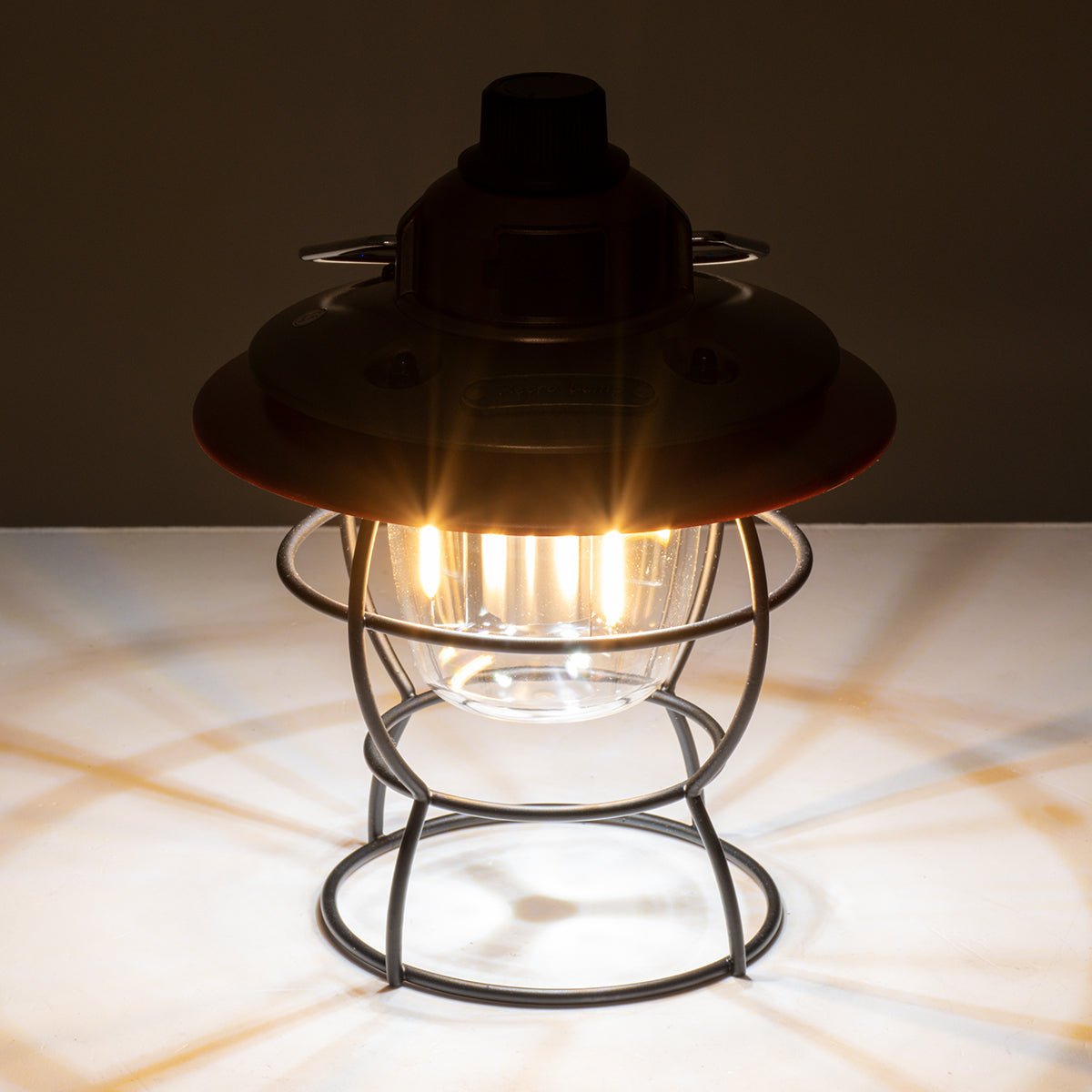 GloboStar® 85697 Αυτόνομο Φανάρι Camping LED 4W USB 2.0 με Επαναφορτιζόμενη Μπαταρία 1 x 18650 2000mAh Li-ion Power Bank IP20 Dimmable Καφέ με Διάφανο Γυαλί CCT Εναλλαγή Φωτισμού μέσω On/Off All In One Ψυχρό 6000K+Φυσικό 4500K+Θερμό 2700K Φ13.5 x Υ17.5cm - ledmania.gr