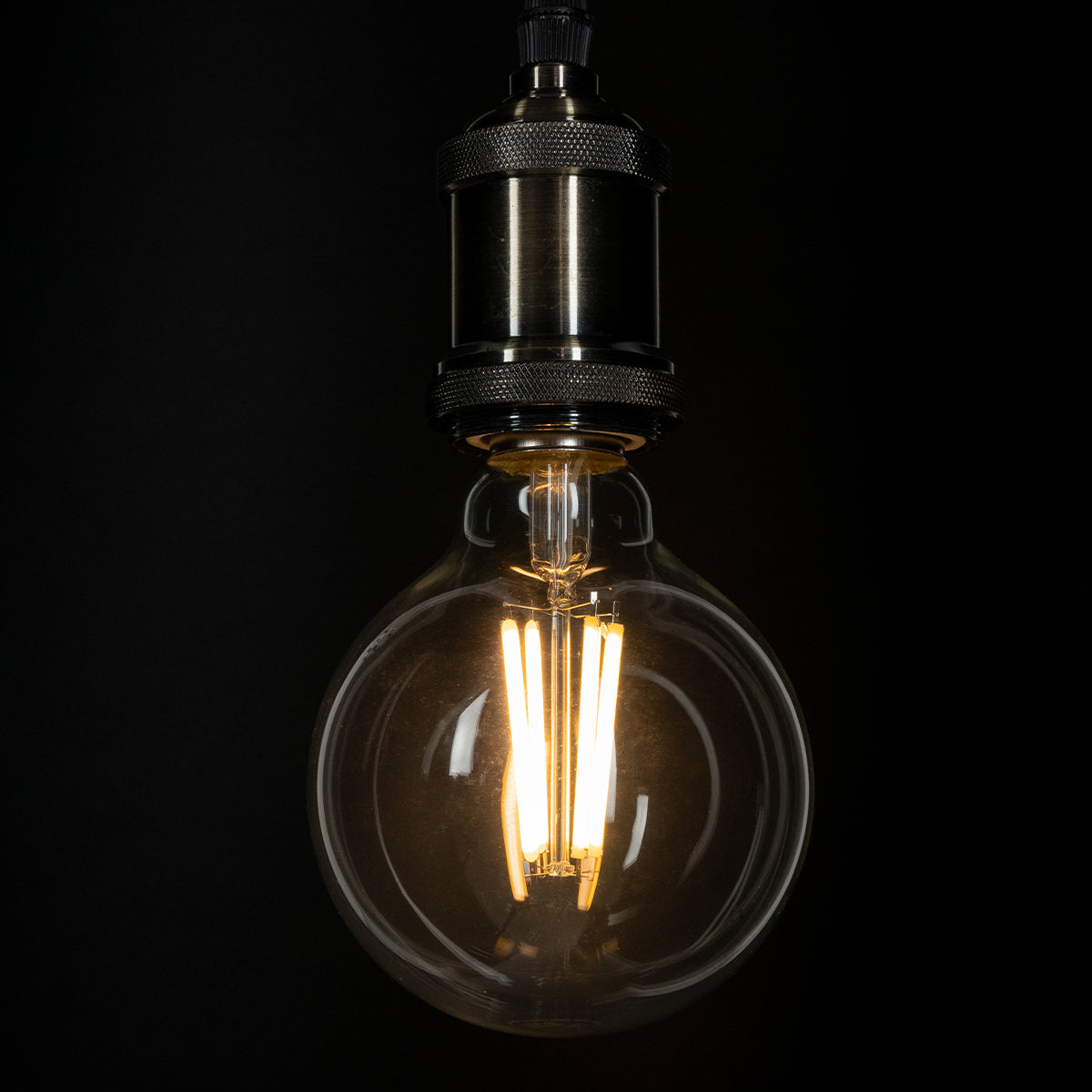 GloboStar® 99084 Λάμπα LED Long Filament E27 G95 Γλόμπος 4W 840lm 360° AC 220-240V IP20 Φ9.5 x Υ13.8cm Θερμό Λευκό 2700K με Διάφανο Γυαλί - Pro Series 210lm/W - A Ενεργειακή Κλάση - 3 Χρόνια Εγγύηση - ledmania.gr
