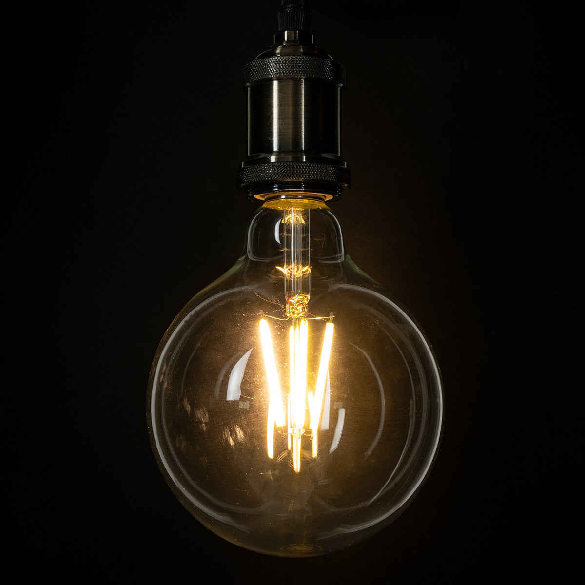 GloboStar® 99085 Λάμπα LED Long Filament E27 G125 Γλόμπος 4W 840lm 360° AC 220-240V IP20 Φ12.5 x Υ13.8cm Θερμό Λευκό 2700K με Διάφανο Γυαλί - Pro Series 210lm/W - A Ενεργειακή Κλάση - 3 Χρόνια Εγγύηση - ledmania.gr