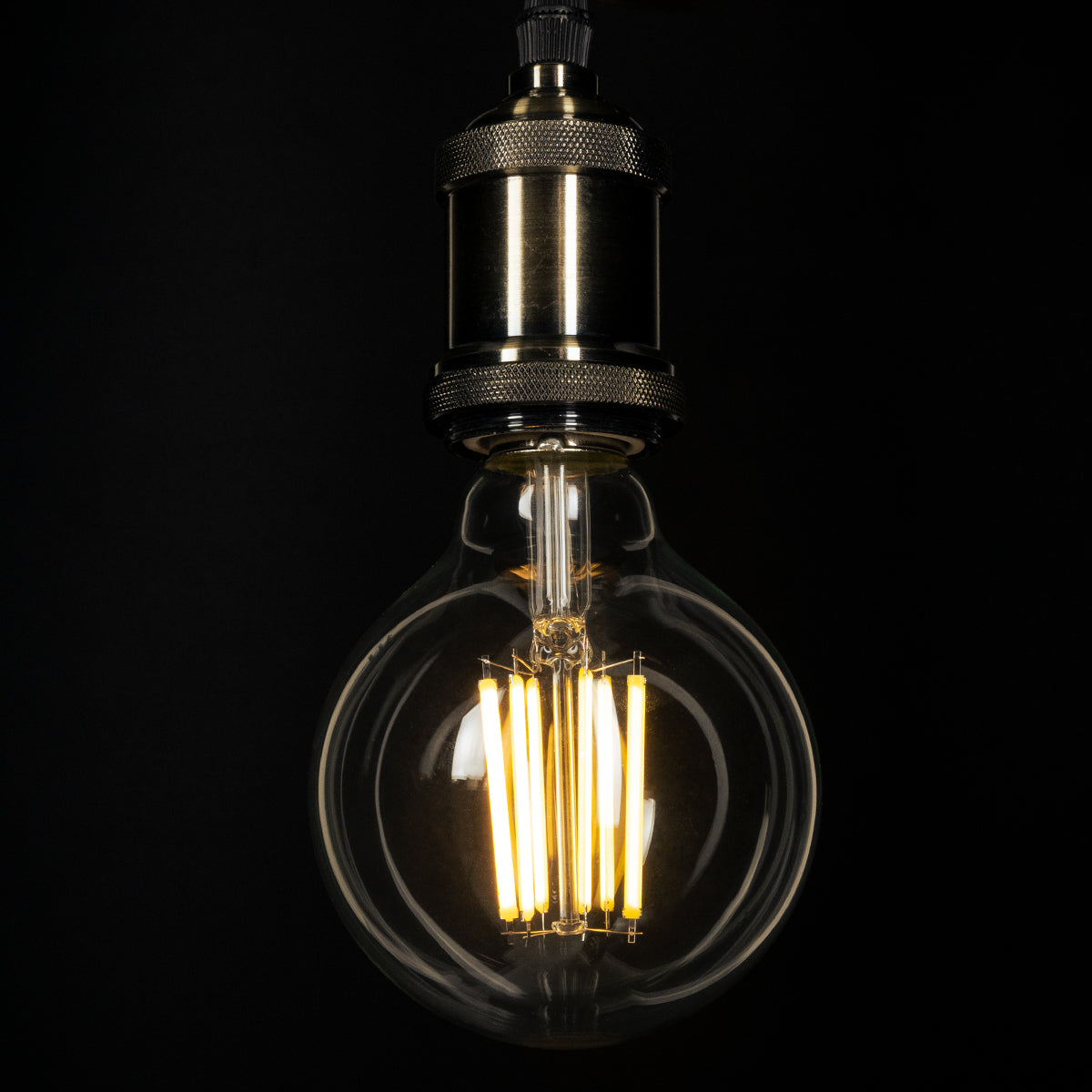 GloboStar® 99088 Λάμπα LED Long Filament E27 G95 Γλόμπος 7W 1470lm 360° AC 220-240V IP20 Φ9.5 x Υ13.8cm Θερμό Λευκό 2700K με Διάφανο Γυαλί - Pro Series 210lm/W - A Ενεργειακή Κλάση - 3 Χρόνια Εγγύηση - ledmania.gr