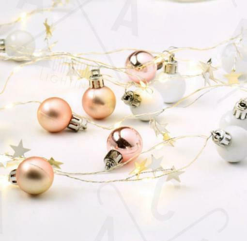 “XMAS ΓΙΡΛΑΝΤΑ ΛΕΥΚΕΣ ΜΠΑΛΕΣ” 20 LED WW ΛΑΜΠΑΚ ΣΕΙΡΑ ΑΣΗΜΙ ΚΑΛ ΧΑΛΚΟΥ, ΜΠΑΤ (2xAA) IP20 190+30cm - ledmania.gr