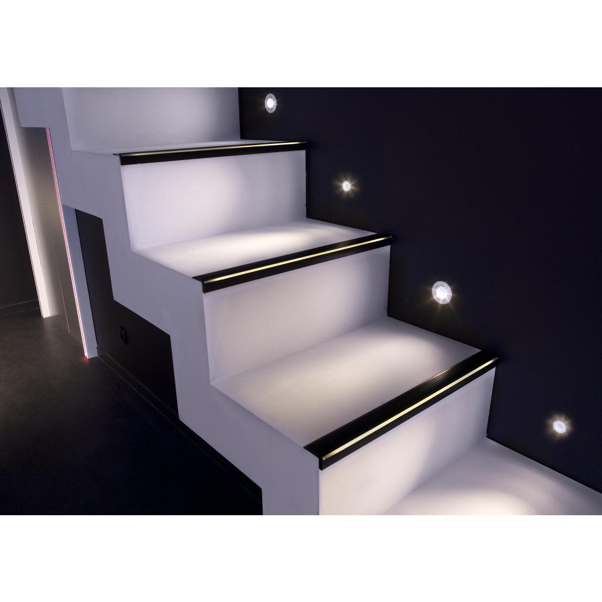 GloboStar® 70842-3M Προφίλ Αλουμινίου για Σκαλοπάτια Ανοδιωμένο με Λευκό Οπάλ Κάλυμμα Up / Down για 2 Σειρές Ταινίας LED Πατητό - Press On με Αντιολισθητικό Ελαστικό Σιλικόνης 3 Μέτρα - ledmania.gr