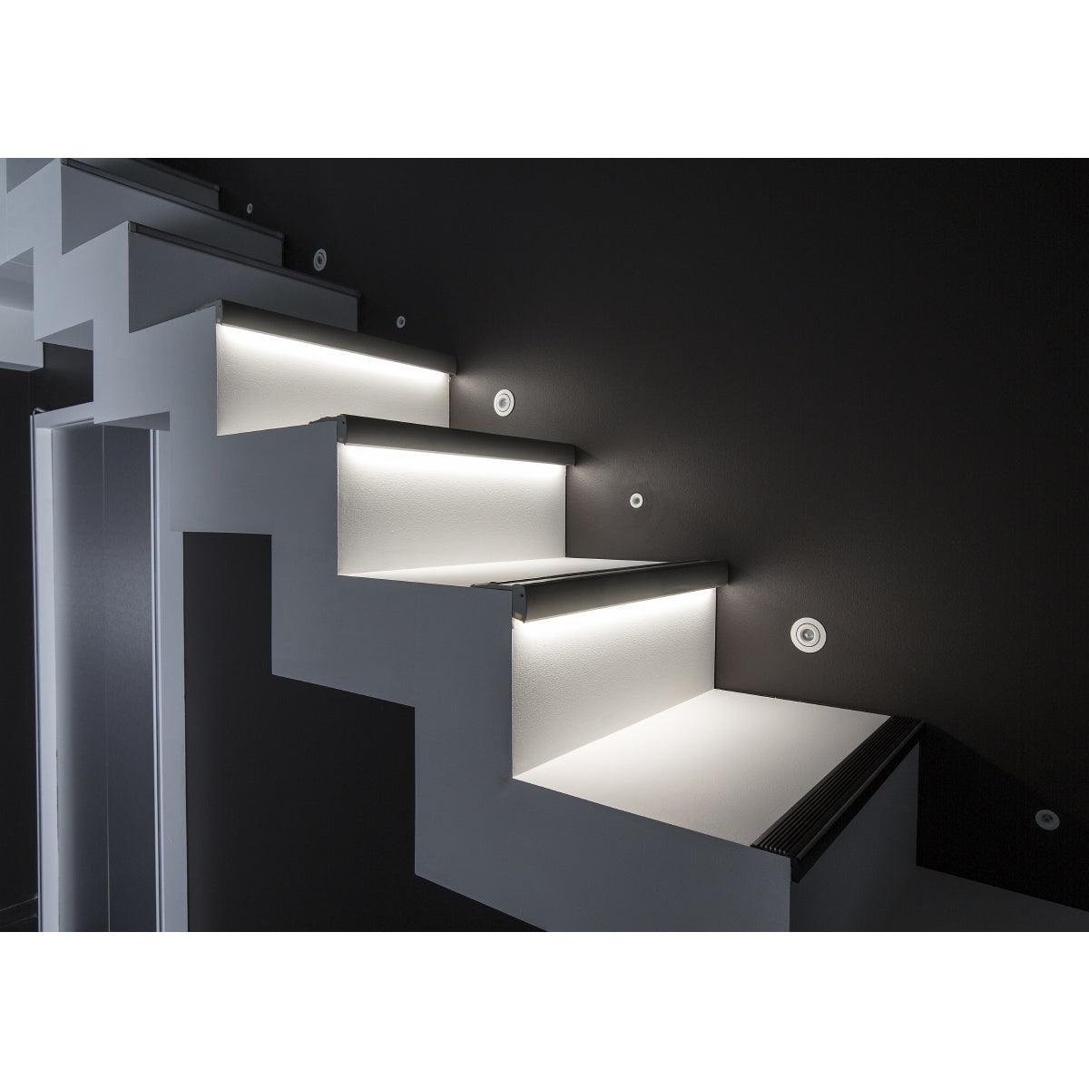 GloboStar® 70843-3M Προφίλ Αλουμινίου για Σκαλοπάτια Μαύρο με Μαύρο Οπάλ Κάλυμμα Up / Down για 2 Σειρές Ταινίας LED Πατητό - Press On με Αντιολισθητικό Ελαστικό Σιλικόνης 3 Μέτρα - ledmania.gr