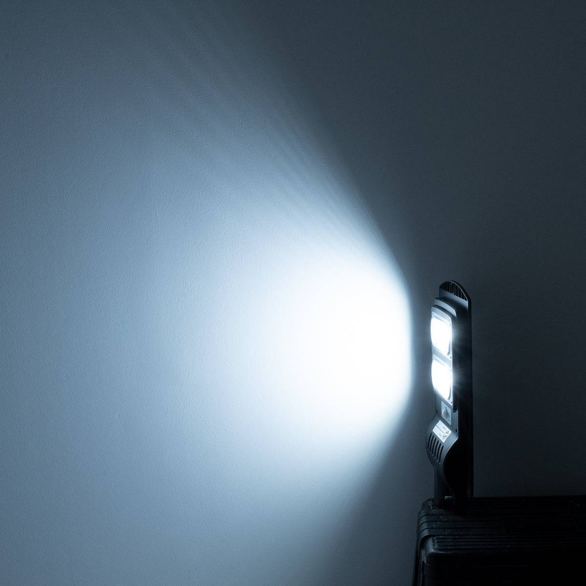 GloboStar® 71551 Αυτόνομο Ηλιακό Φωτιστικό Δρόμου Street Light LED SMD 100W 8000lm με Ενσωματωμένη Μπαταρία Li-ion 5500mAh - Φωτοβολταϊκό Πάνελ με Αισθητήρα Ημέρας-Νύχτας PIR Αισθητήρα Κίνησης και Ασύρματο Χειριστήριο Αδιάβροχο IP65 Ψυχρό Λευκό 6000K - ledmania.gr