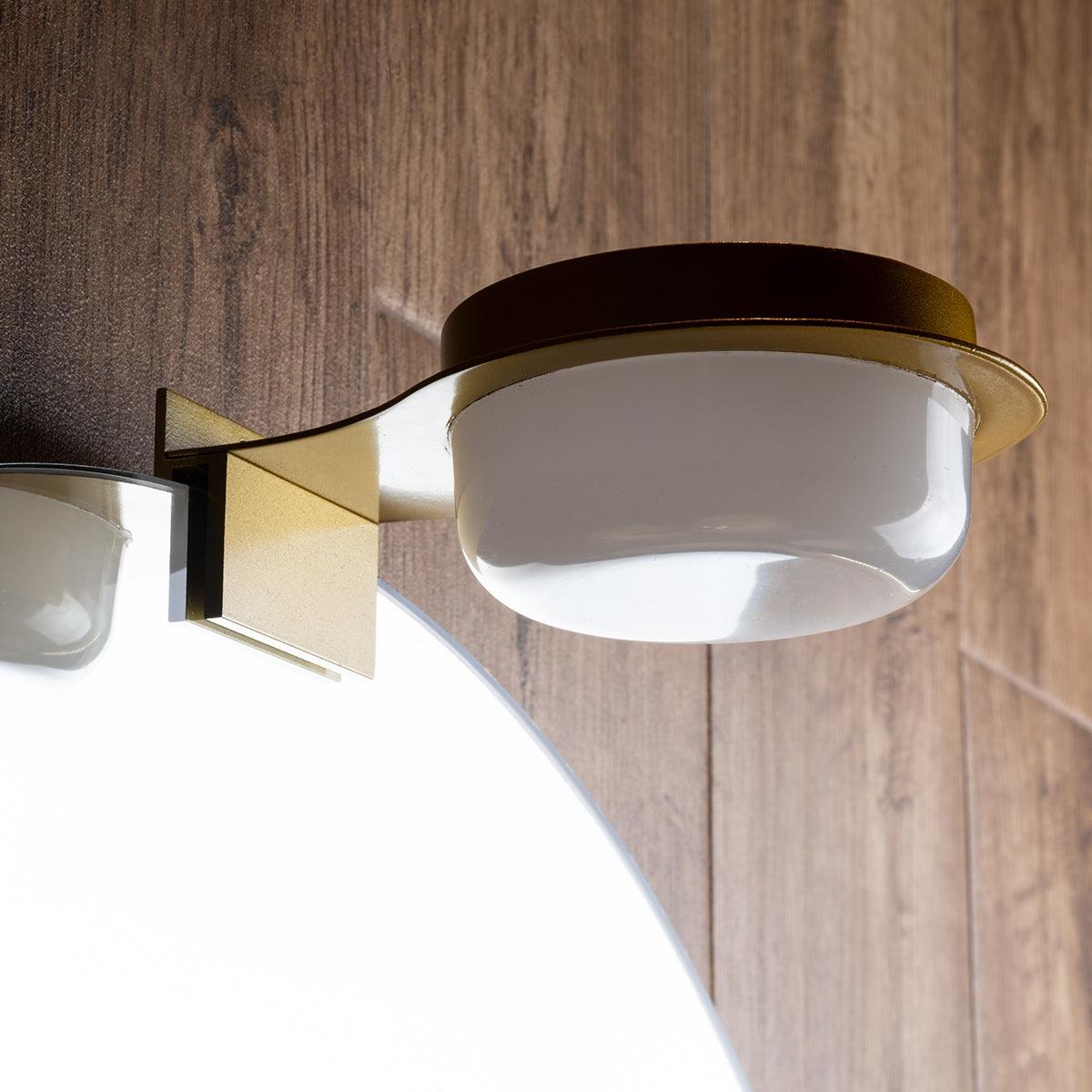 GloboStar® KIARA 60401 Μοντέρνο Φωτιστικό Τοίχου - Απλίκα Καθρέπτη Μπάνιου με 3 Τρόπους Τοποθέτησης LED 5W 560lm 120° AC 220-240V IP44 Μ10 x Π13 x Υ3cm - Φυσικό Λευκό 4500K - Χρυσό - ledmania.gr
